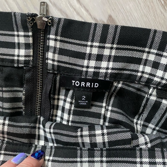 Pleated Skater Skirt black white Torrid 2 - EUC- punk goth cool plaid tartan - Picture 8 of 12
